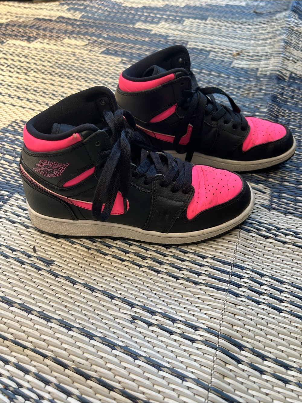 Air Jordan 1 Retro High GS ‘Black Hyper Pink’